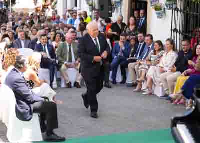  Jess Aguirre, presidente del Parlamento de Andaluca, se dirige a depositar la ofrenda floral 