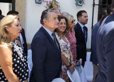 Consejeros de la Junta de Andaluca y miembros de la Mesa del Parlamento durante la interpretacin del himno por Pasin Vega
