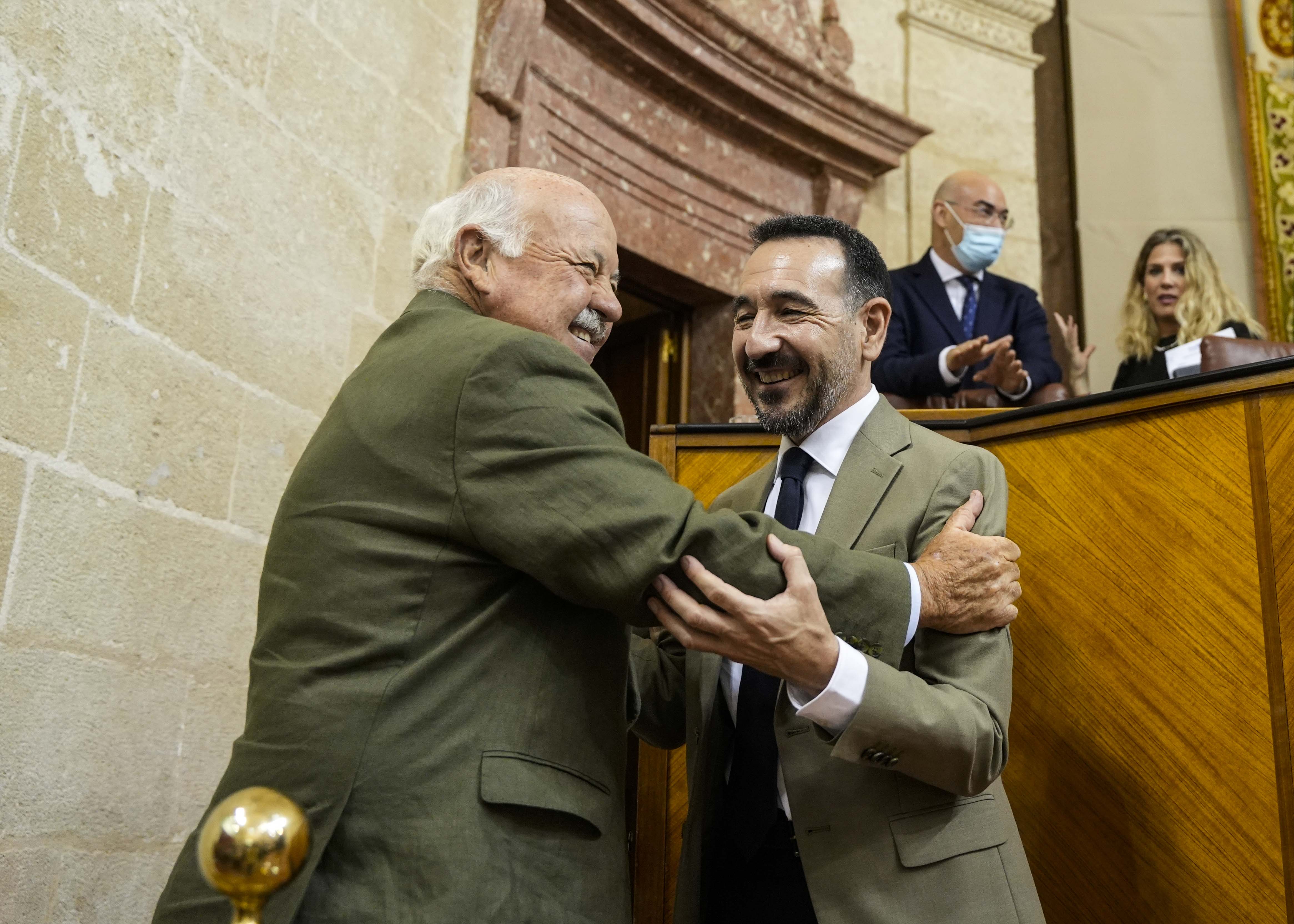 El presidente del Parlamento de Andaluca, Jess Aguirre, da la bienvenida al nuevo diputado del Grupo Socialista, Fernando Carlos Lpez 