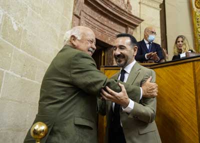El presidente del Parlamento de Andaluca, Jess Aguirre, da la bienvenida al nuevo diputado del Grupo Socialista, Fernando Carlos Lpez 