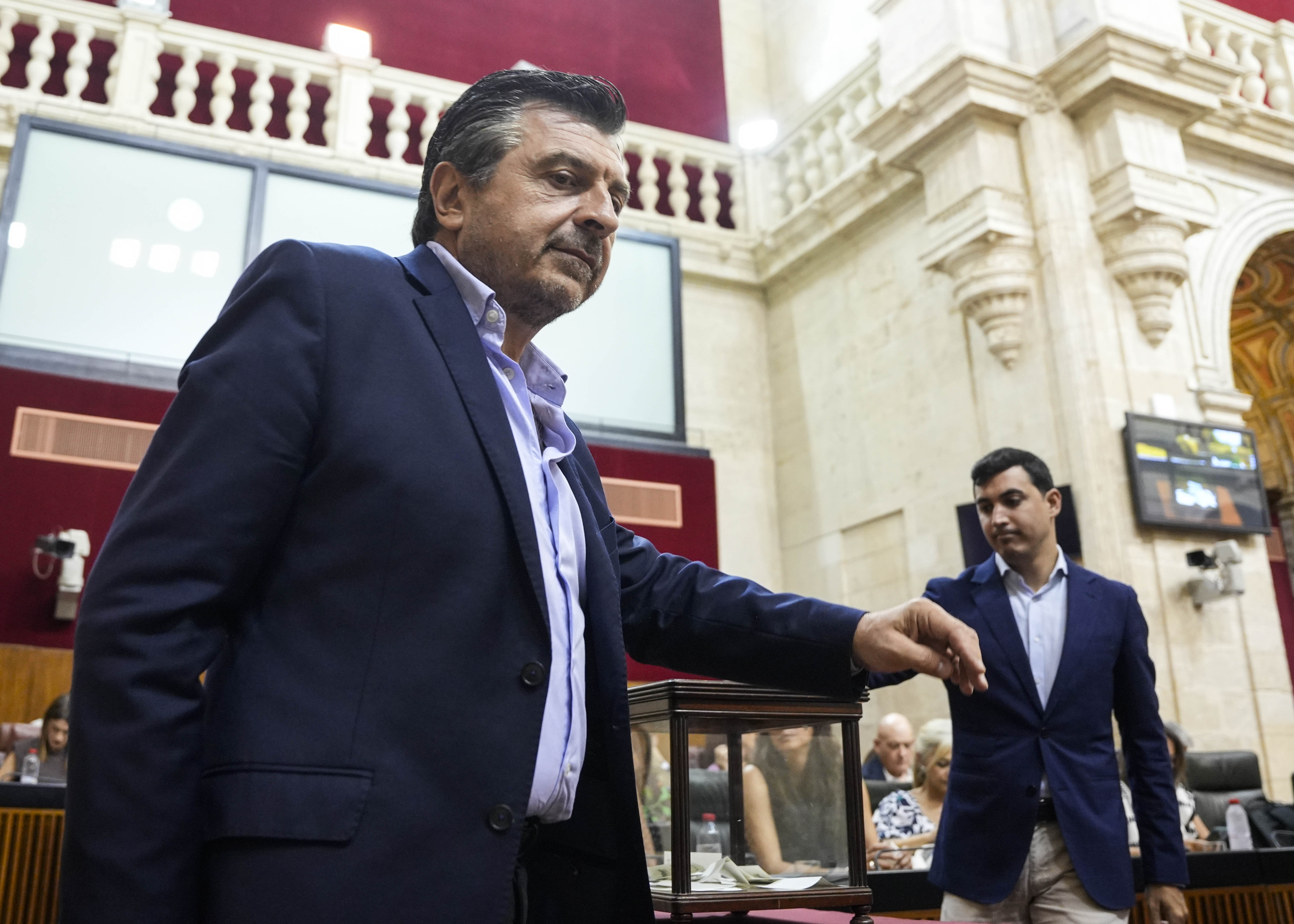  El portavoz del Grupo Parlamentario Popular de Andaluca, Antonio Martn, tras depositar su voto 