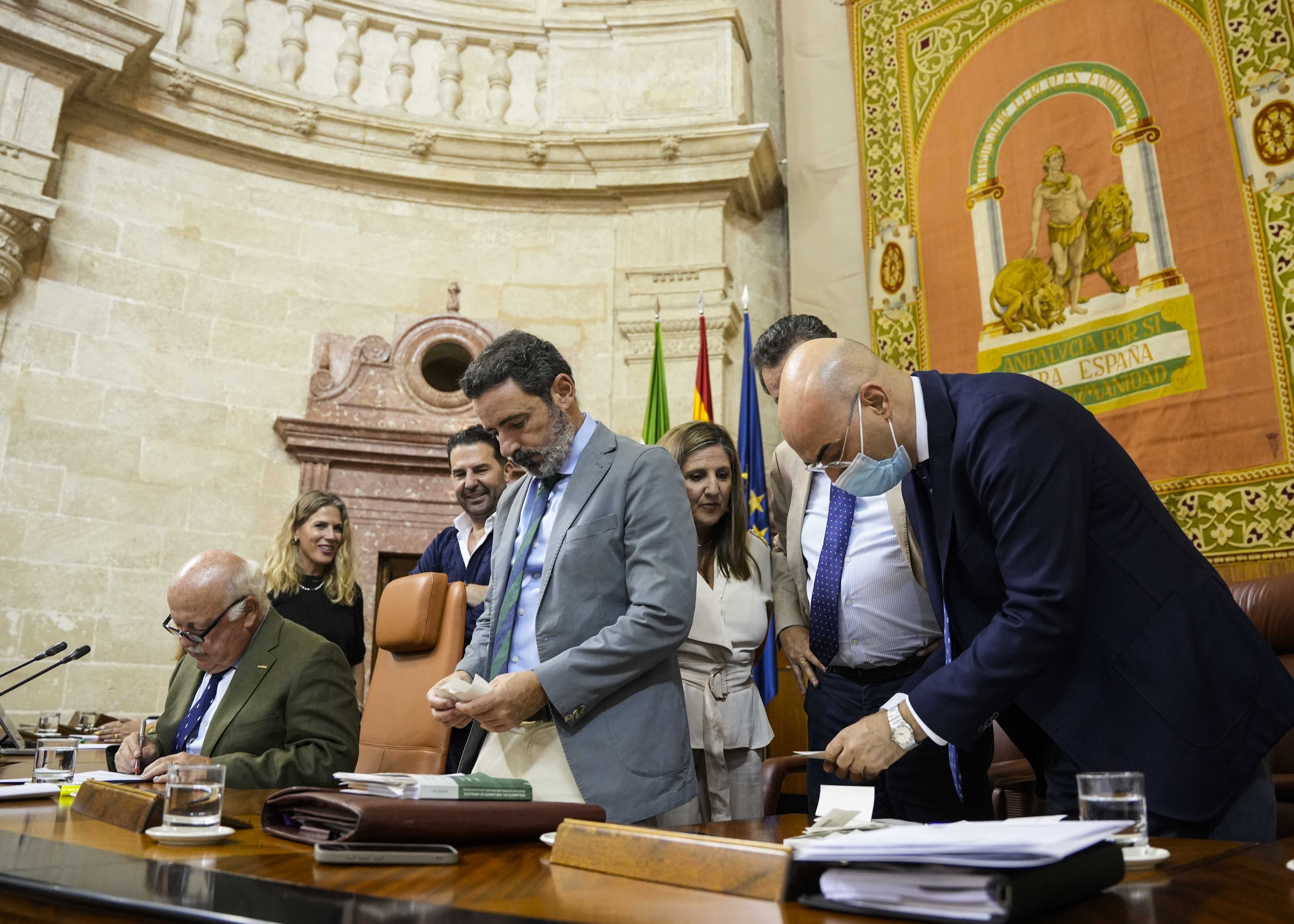 La Mesa del Parlamento de Andaluca procede al recuento de los votos depositados en la urna 