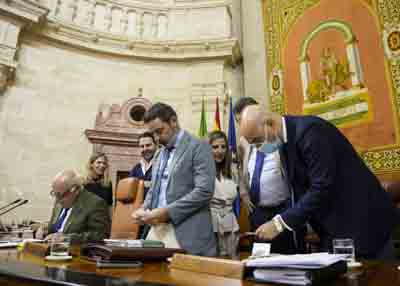 La Mesa del Parlamento de Andaluca procede al recuento de los votos depositados en la urna 