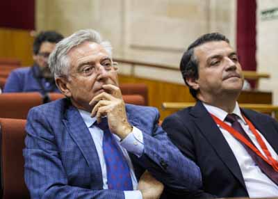  Francisco de Paula Snchez, sentado en la tribuna de pblico y autoridades durante la votacin