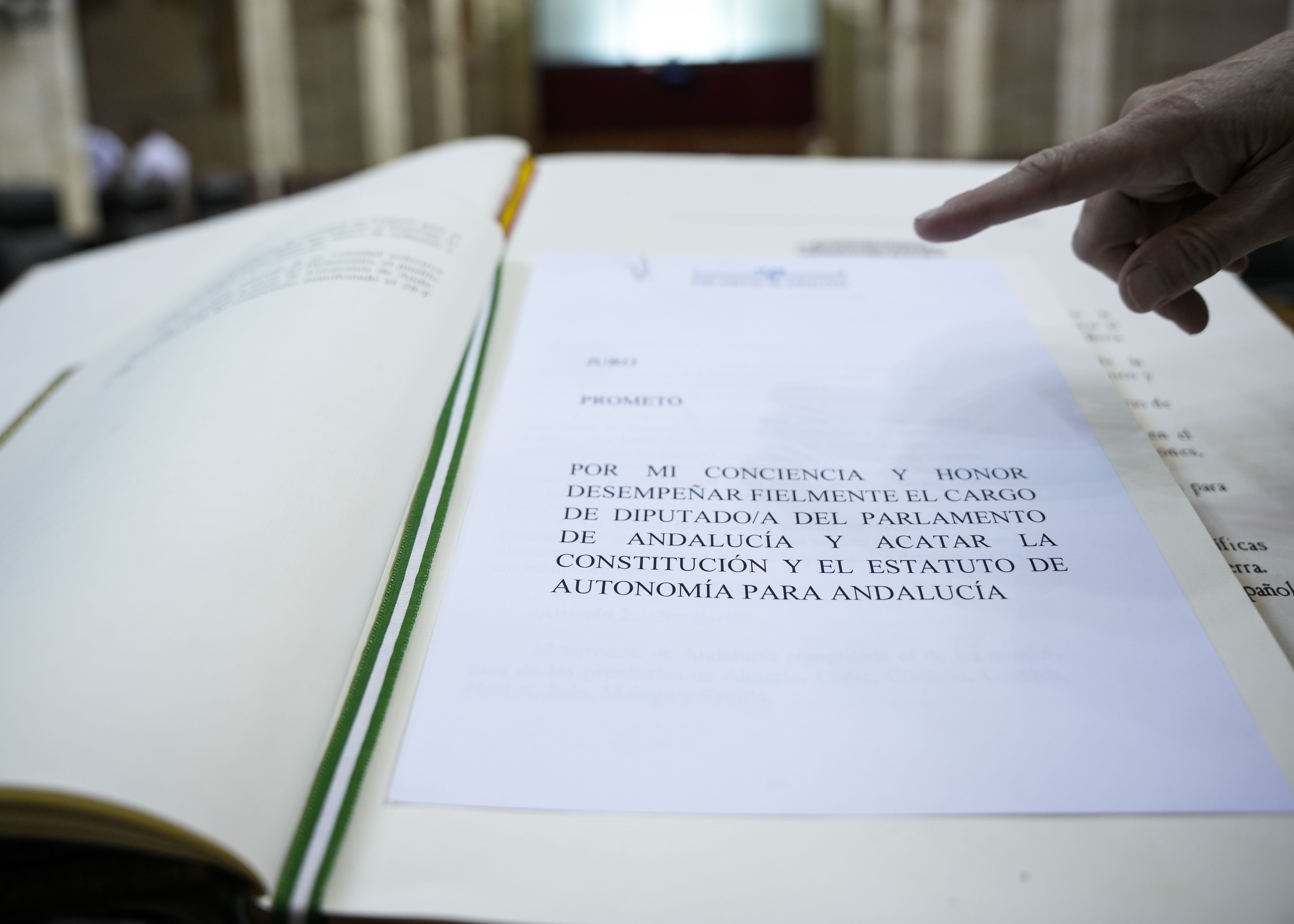  Libro de juramento o promesa preparado para el nuevo diputado que toma posesin de su cargo