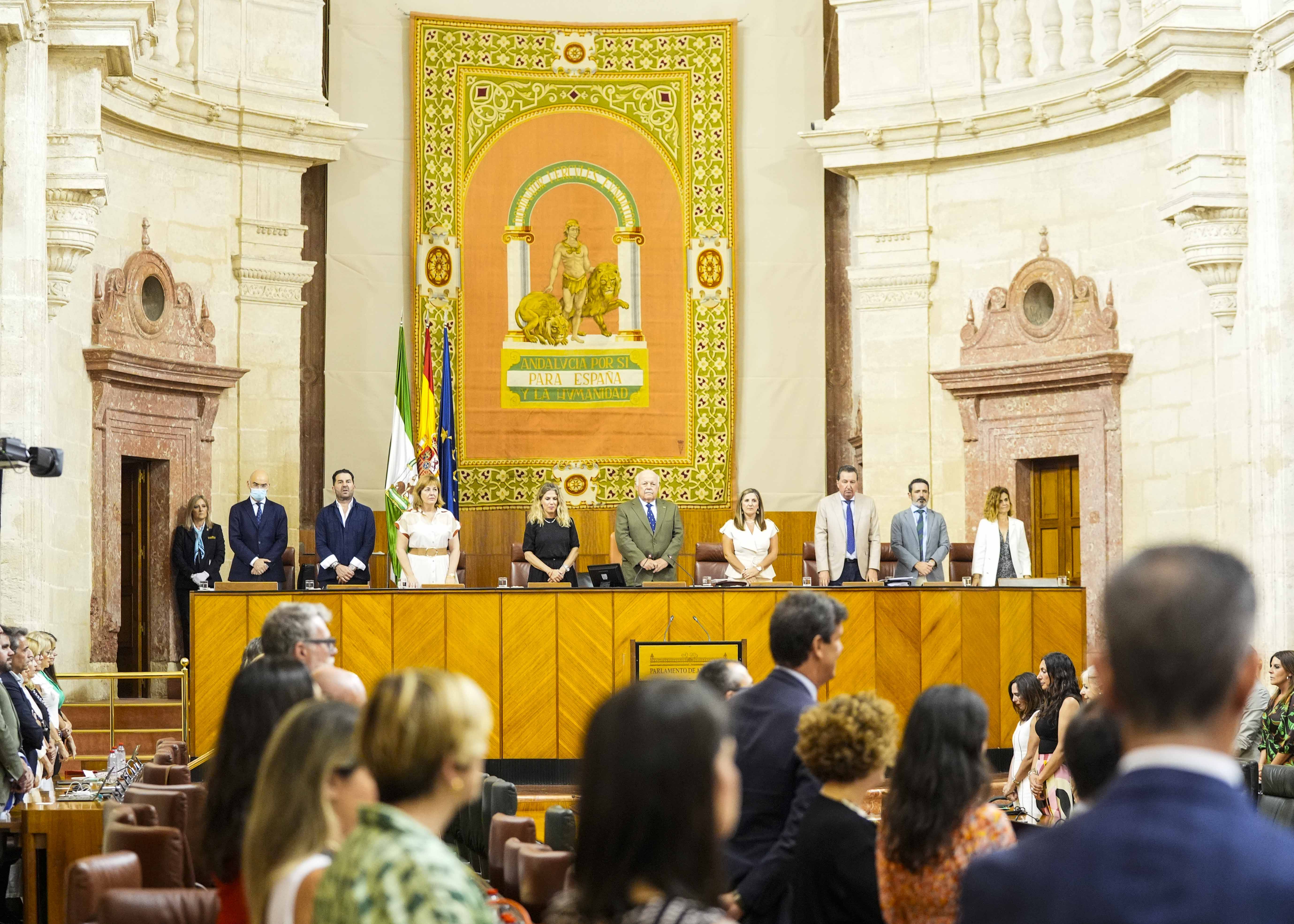 La Mesa del Parlamento de Andaluca durante el minuto de silencio  