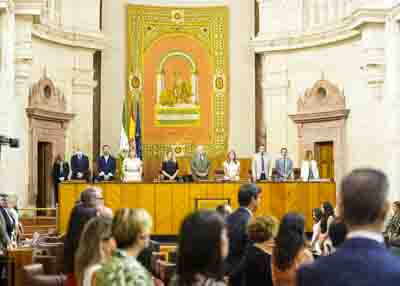 La Mesa del Parlamento de Andaluca durante el minuto de silencio  