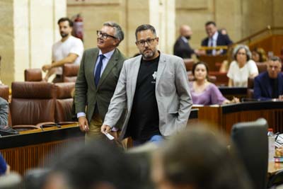 El portavoz del G.P. Mixto-Adelante Andaluca, Jos Ignacio Garca, se dirige hacia la urna para votar 