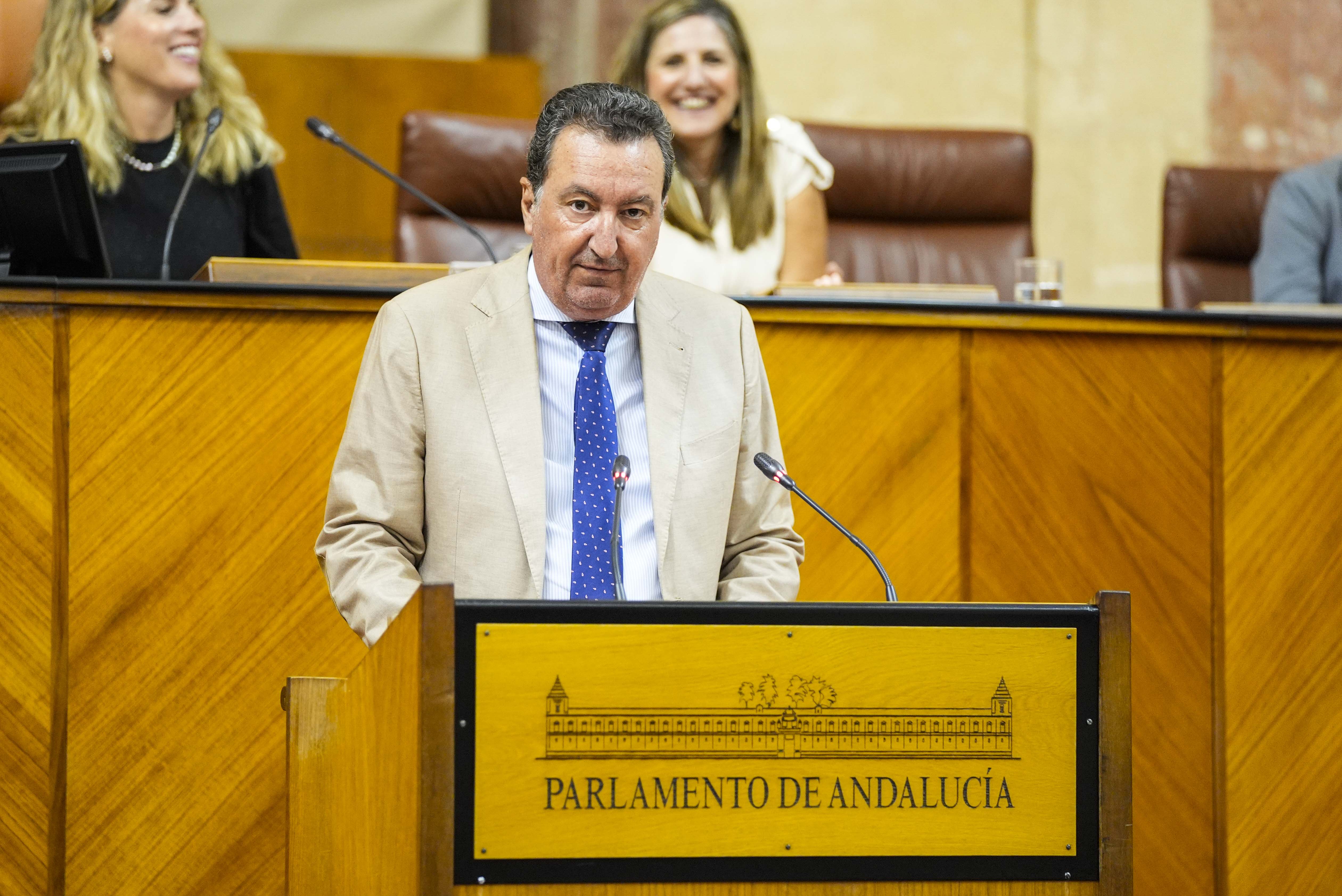 Manuel Andrs Gonzlez, secretario primero de la Mesa, lee el criterio contrario del Consejo de Gobierno sobre la toma en consideracin de la proposicin de ley 