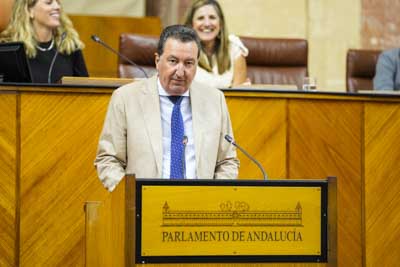 Manuel Andrs Gonzlez, secretario primero de la Mesa, lee el criterio contrario del Consejo de Gobierno sobre la toma en consideracin de la proposicin de ley 