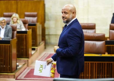El portavoz adjunto del G.P. Vox en Andaluca, Rodrigo Alonso, se encamina hacia el atril 