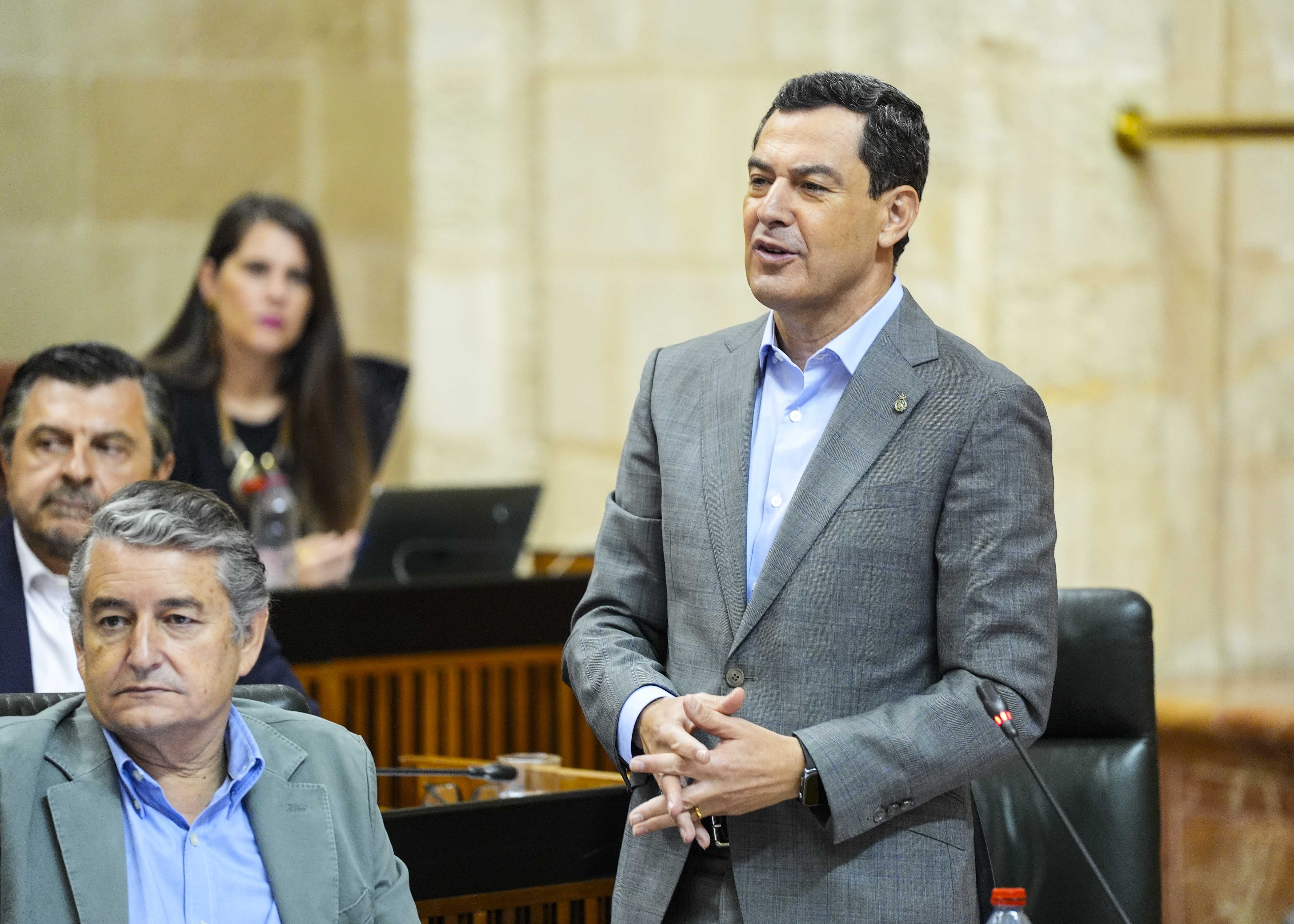 El presidente de la Junta de Andaluca, Juan Manuel Moreno, responde a las preguntas que le formulan los portavoces de los grupos parlamentarios 
