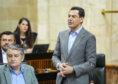 El presidente de la Junta de Andaluca, Juan Manuel Moreno, responde a las preguntas que le formulan los portavoces de los grupos parlamentarios 
