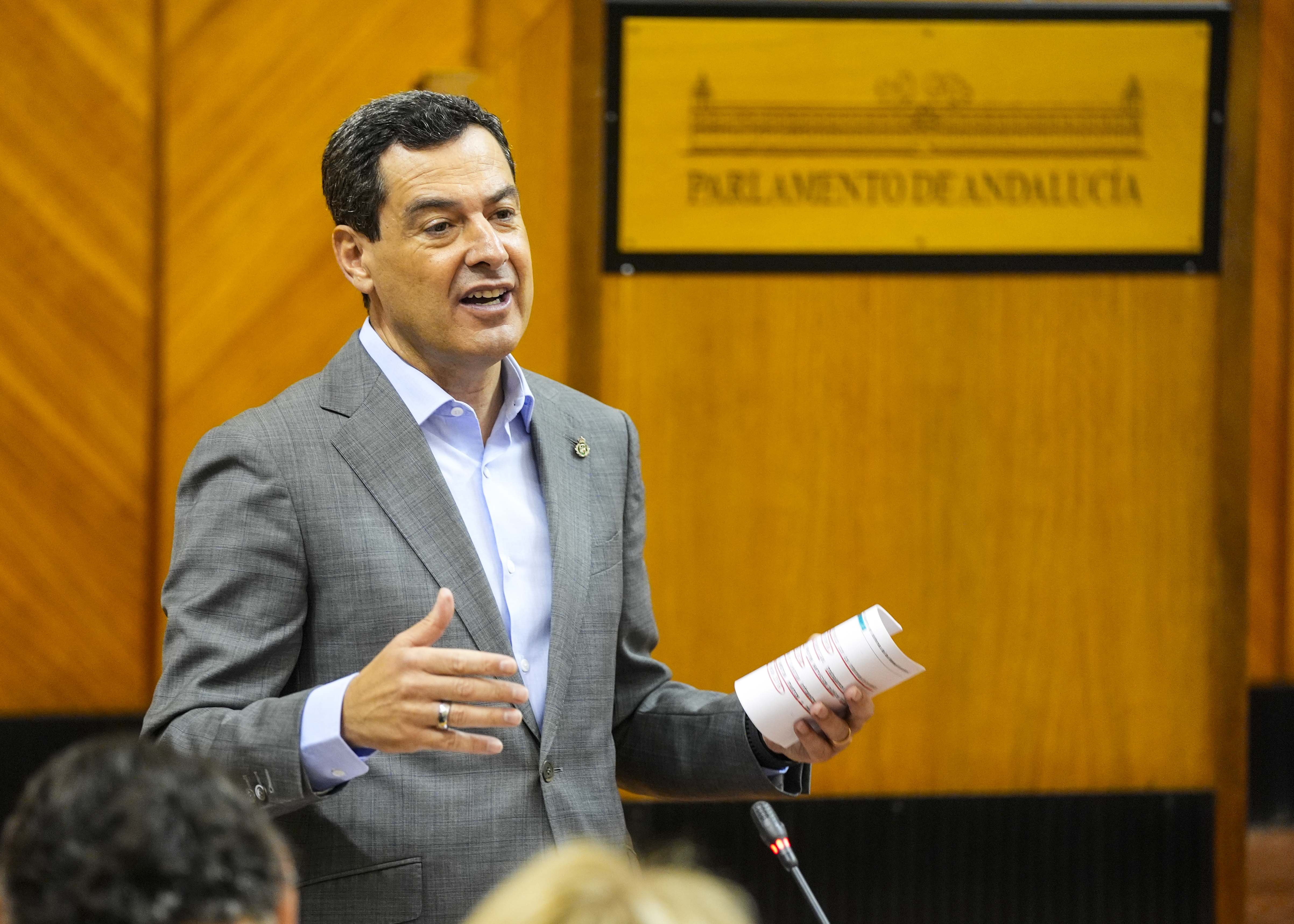 Juan Manuel Moreno, presidente de la Junta de Andaluca, durante una de las respuestas a los portavoces 