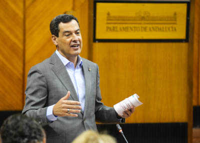 Juan Manuel Moreno, presidente de la Junta de Andaluca, durante una de las respuestas a los portavoces 