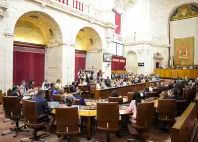 El pleno del Parlamento de Andaluca durante la intervencin del presidente de la Junta  