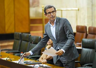 Jorge Paradela, consejero de Industria, Energa y Minas, contesta a la pregunta de su competencia 
