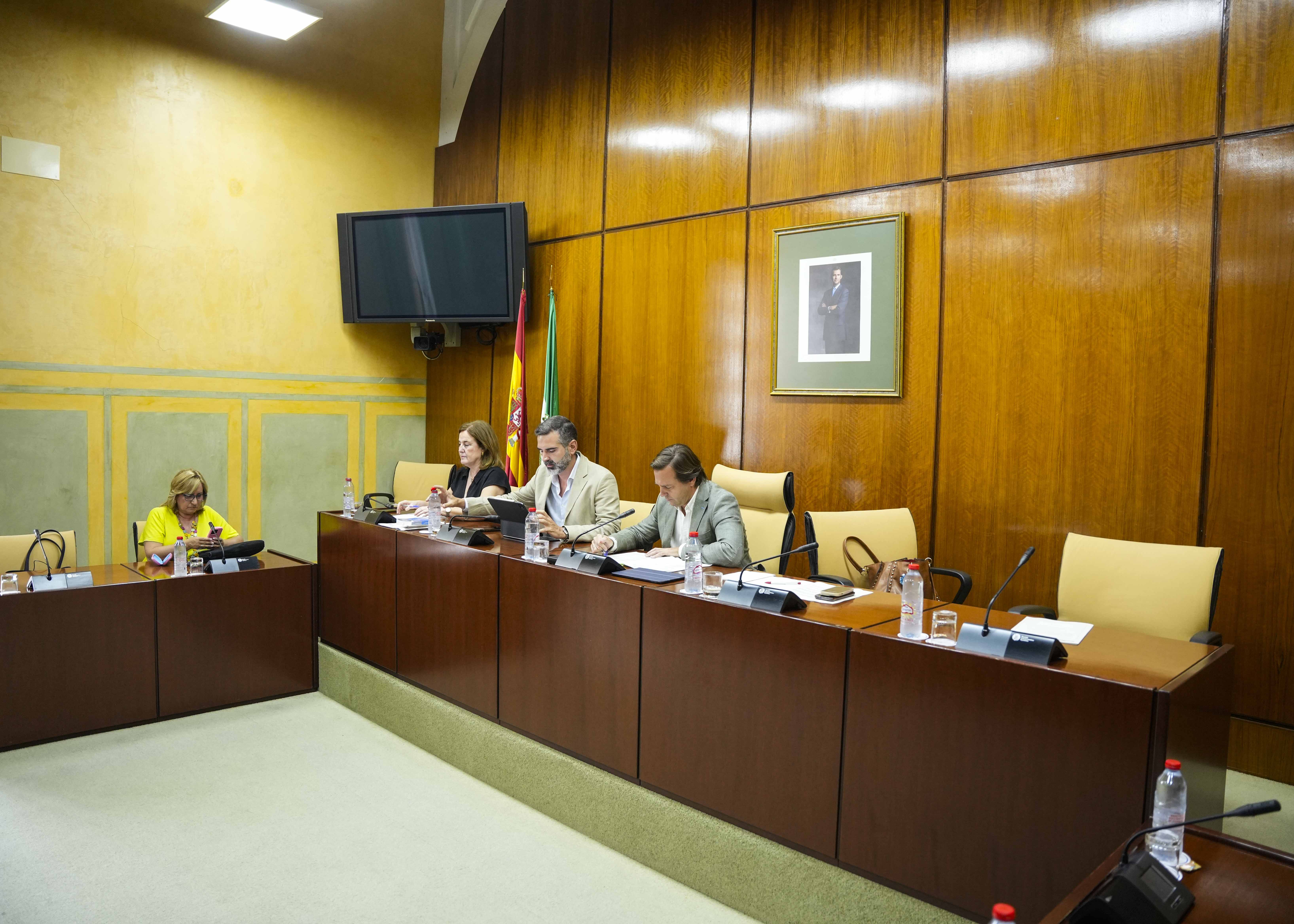 La Mesa de la Comisin de Agricultura, Pesca, Agua y Desarrollo Rural al inicio de las comparecencias del consejero Ramn Fernndez-Pacheco 