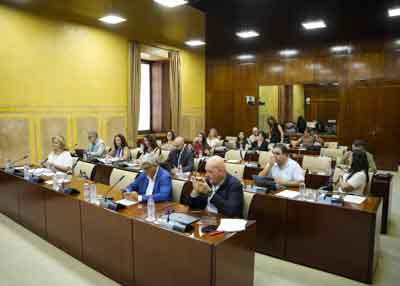 Diputados de la comisin de Empleo, Empresa y Trabajo Autnomo al principio de la comparecencia de la consejera  