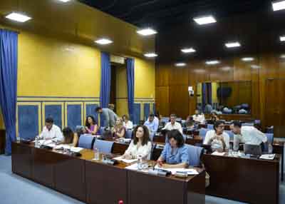 Diputados de Salud y Consumo minutos antes de la comparecencia de la consejera 
