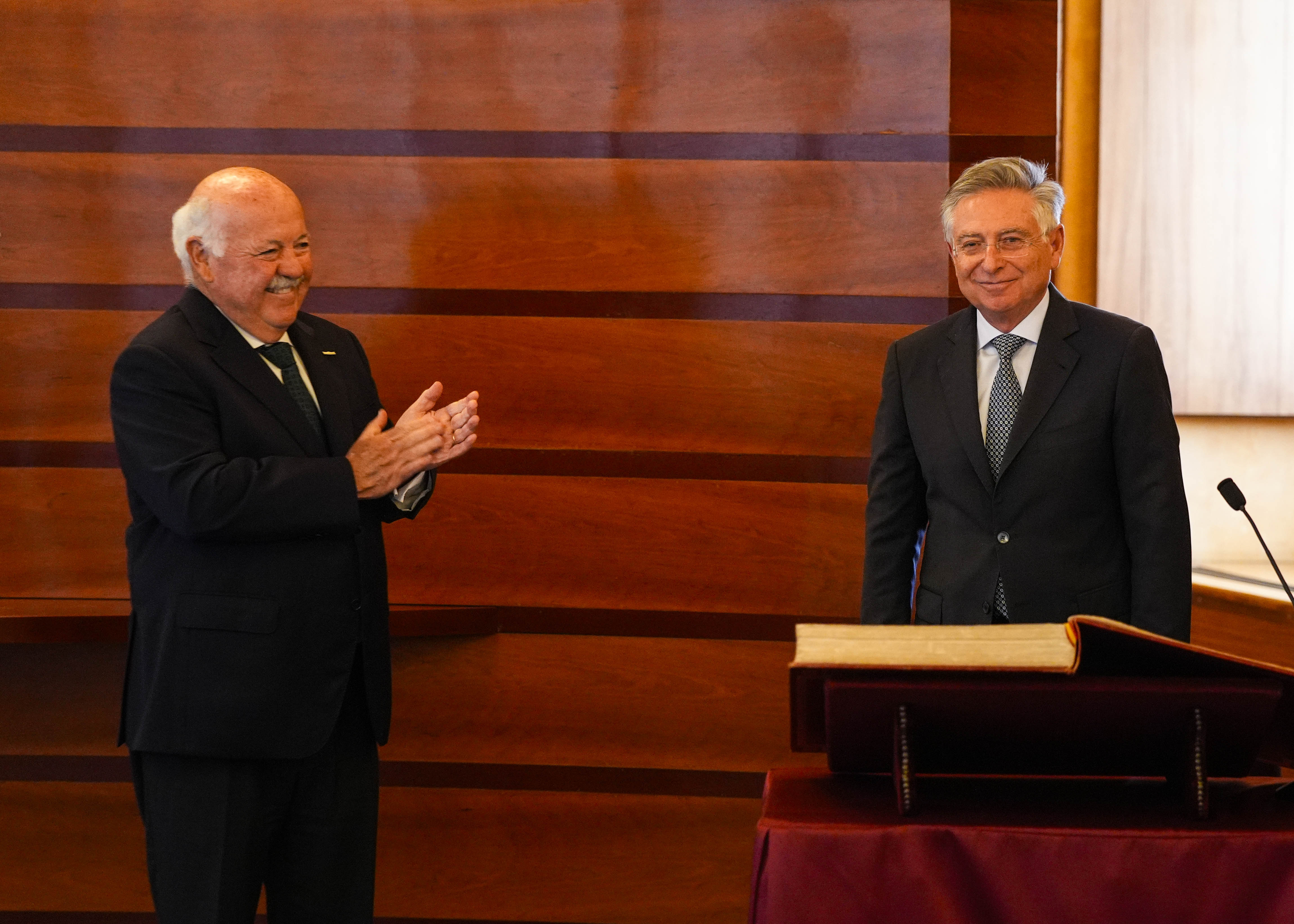 El presidente del Parlamento de Andaluca, Jess Aguirre, aplaude tras el juramento del nuevo director de la Oficina Andaluza contra el Fraude y la Corrupcin 