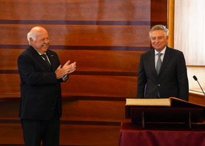 El presidente del Parlamento de Andaluca, Jess Aguirre, aplaude tras el juramento del nuevo director de la Oficina Andaluza contra el Fraude y la Corrupcin 
