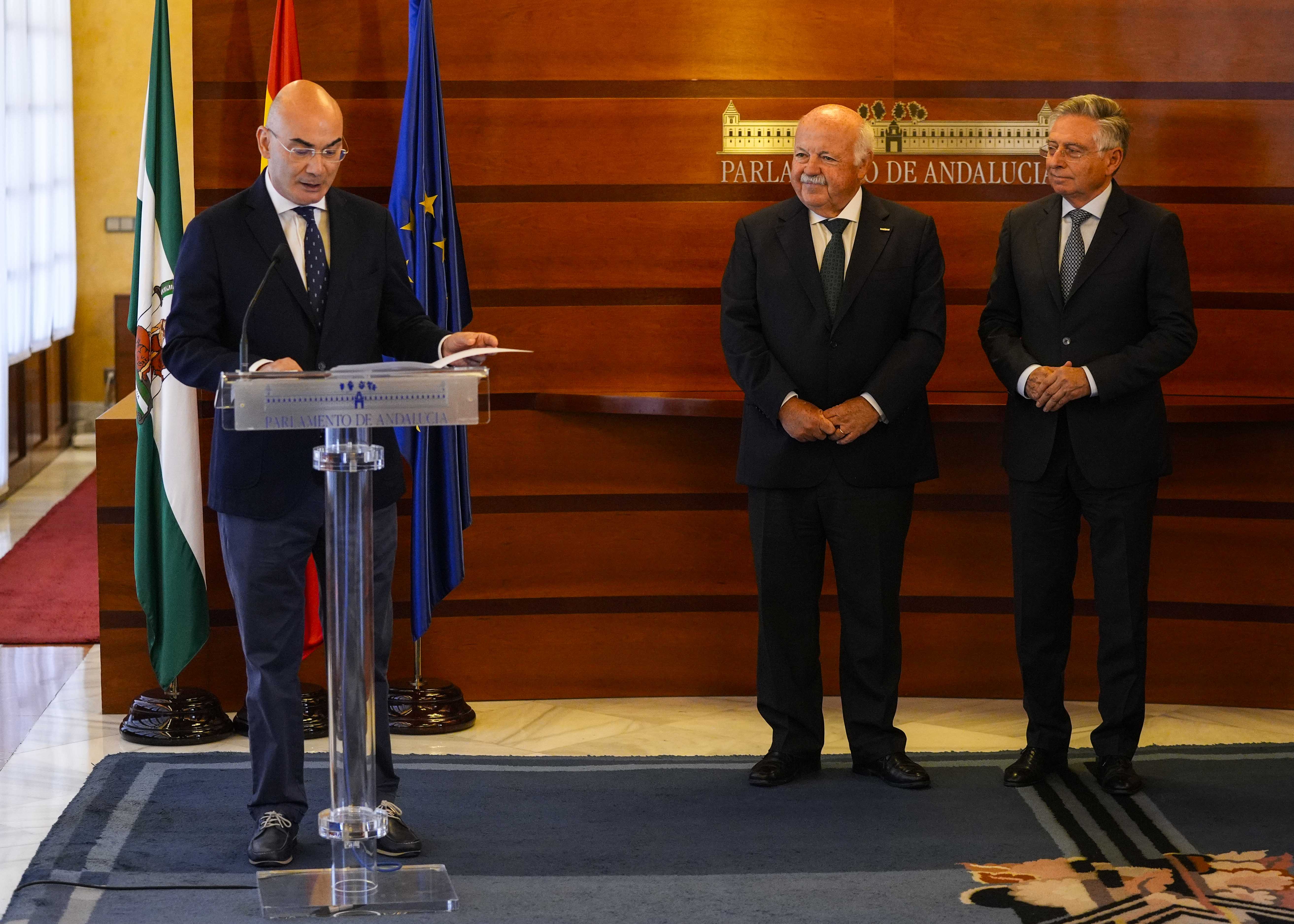 El letrado mayor de la Cmara, Manuel Carrasco, da lectura a la disposicin reglamentaria en la toma de posesin del director de la Oficina Andaluza contra el Fraude y la corrupcin 