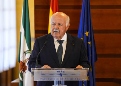   El presidente del Parlamento, Jess Aguirre, se dirige a los asistentes al acto