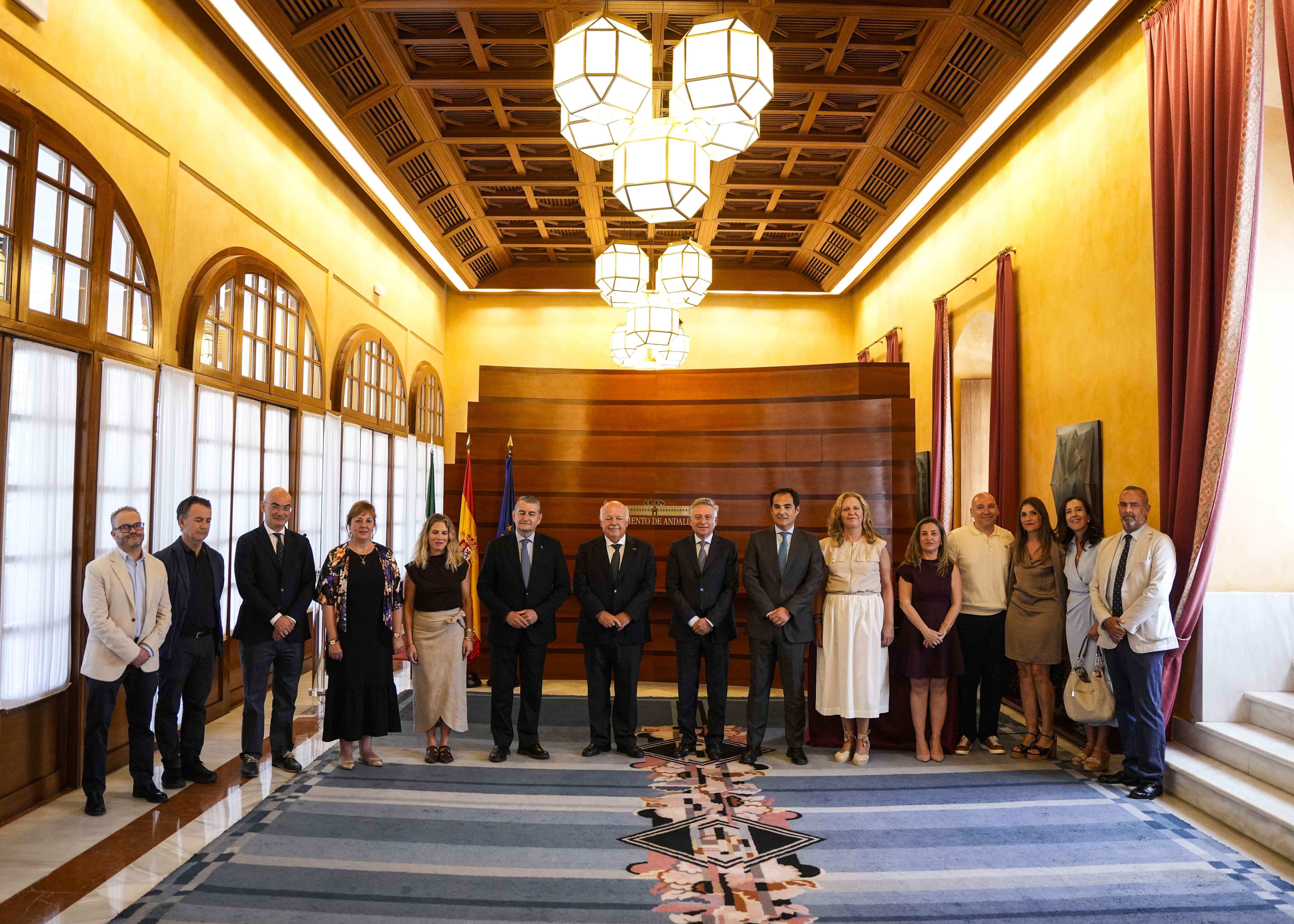    Foto de familia de los asistentes a la toma de posesin del director de la Oficina Andaluza contra el Fraude y la Corrupcin 