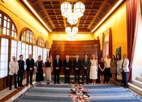   Foto de familia de los asistentes a la toma de posesin del director de la Oficina Andaluza contra el Fraude y la Corrupcin 