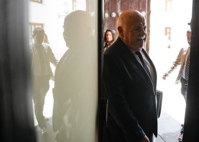 El presidente del Parlamento de Andaluca, Jess Aguirre, entra en el saln de plenos para dar inicio a la sesin  