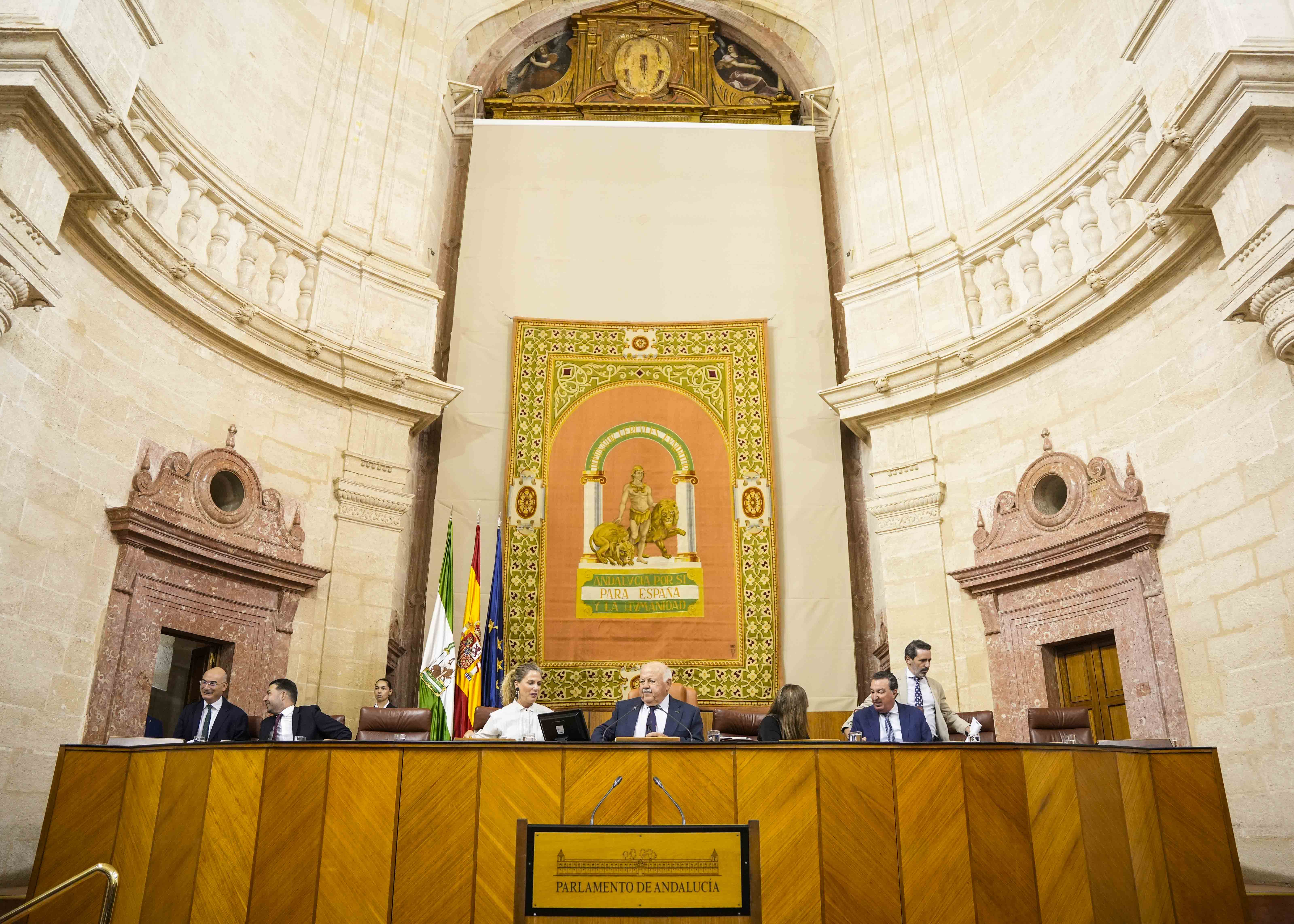 La Mesa del Parlamento de Andaluca minutos antes de dar comienzo el pleno 