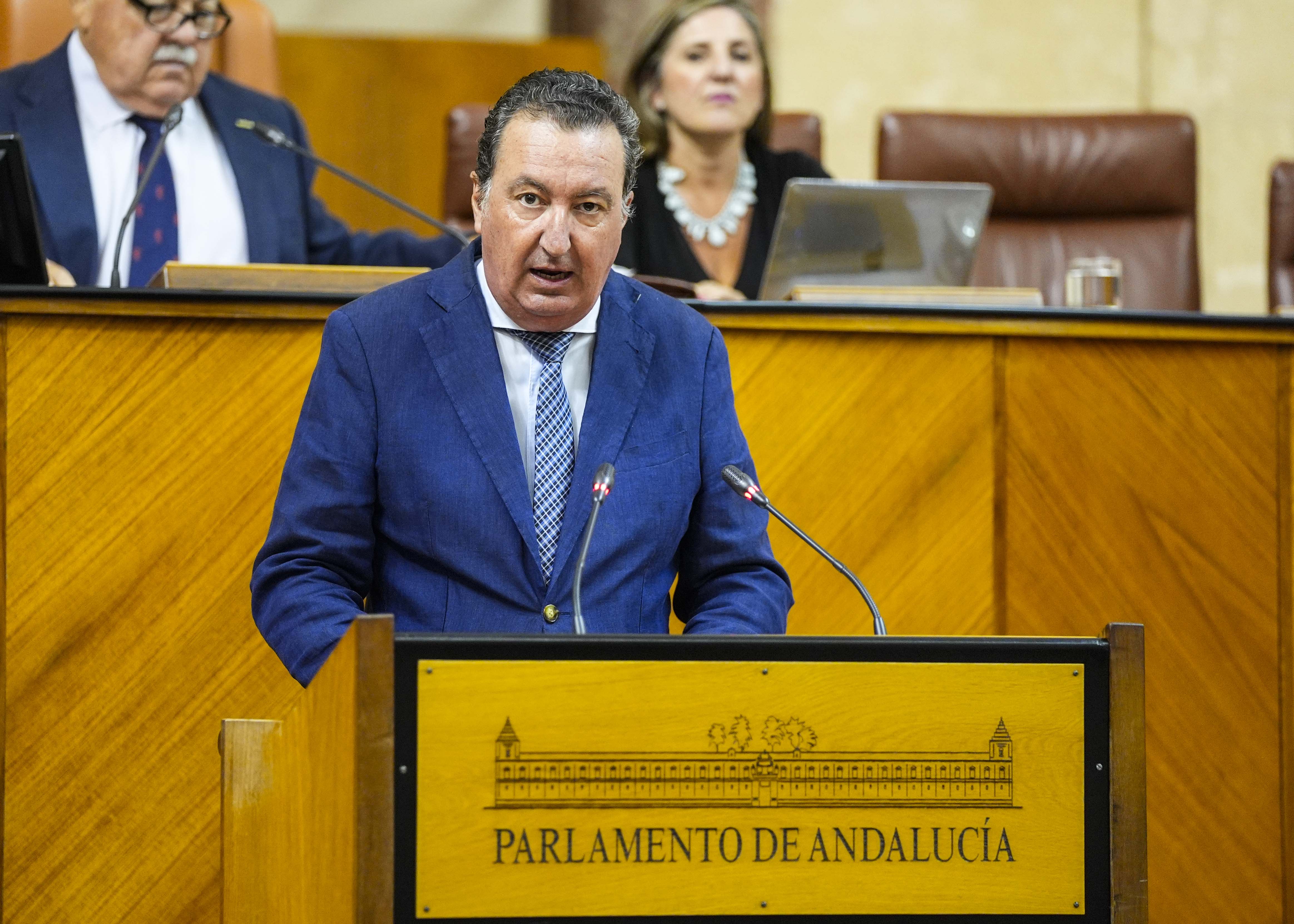 Manuel Andrs Gonzlez, secretario primero de la Mesa, da lectura al criterio contrario del Consejo de Gobierno respecto a la toma en consideracin de la proposicin de ley 