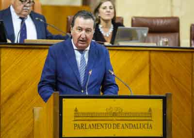 Manuel Andrs Gonzlez, secretario primero de la Mesa, da lectura al criterio contrario del Consejo de Gobierno respecto a la toma en consideracin de la proposicin de ley 
