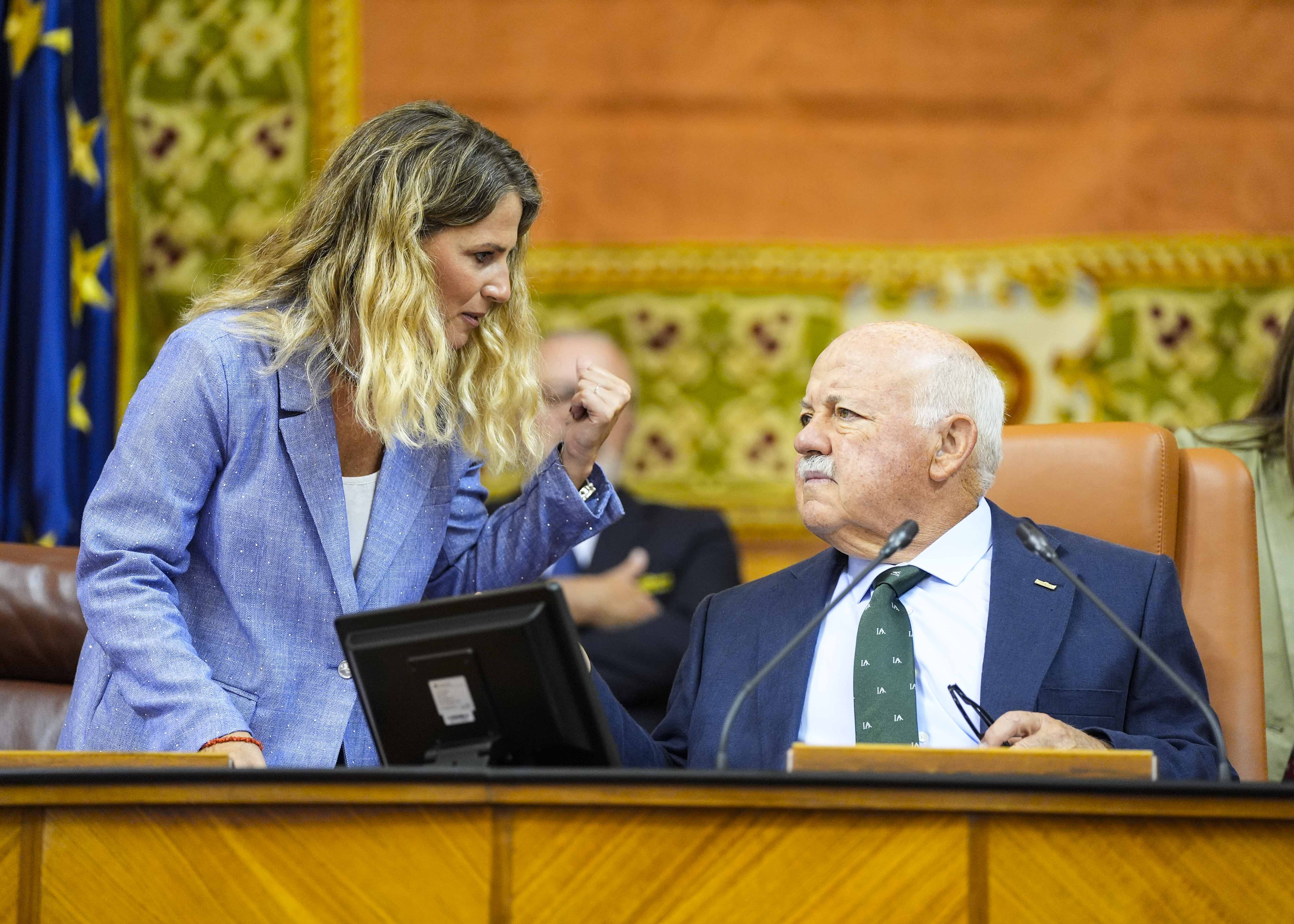 El presidente del Parlamento de Andaluc�a, Jes�s Aguirre, y la vicepresidenta primera, Ana Mar�a Mestre, intercambian impresiones minutos antes de la sesi�n 