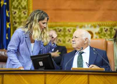 El presidente del Parlamento de Andaluc�a, Jes�s Aguirre, y la vicepresidenta primera, Ana Mar�a Mestre, intercambian impresiones minutos antes de la sesi�n 