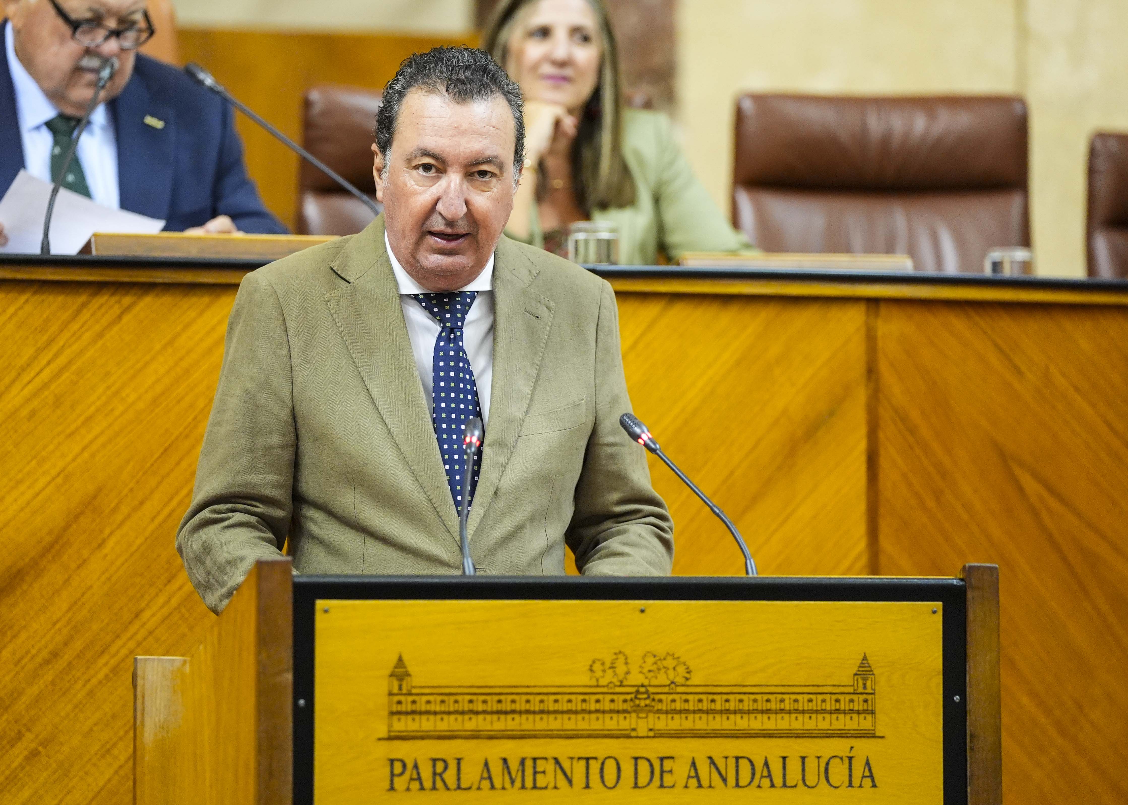Manuel Andr�s Gonz�lez, secretario primero de la Mesa, da lectura al dictamen de la Comisi�n del Estatuto de los Diputados 