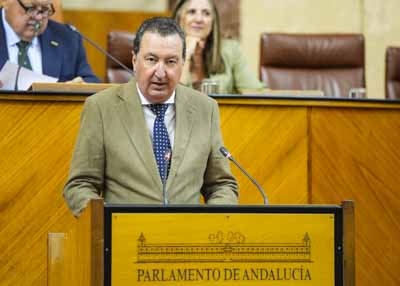 Manuel Andr�s Gonz�lez, secretario primero de la Mesa, da lectura al dictamen de la Comisi�n del Estatuto de los Diputados 