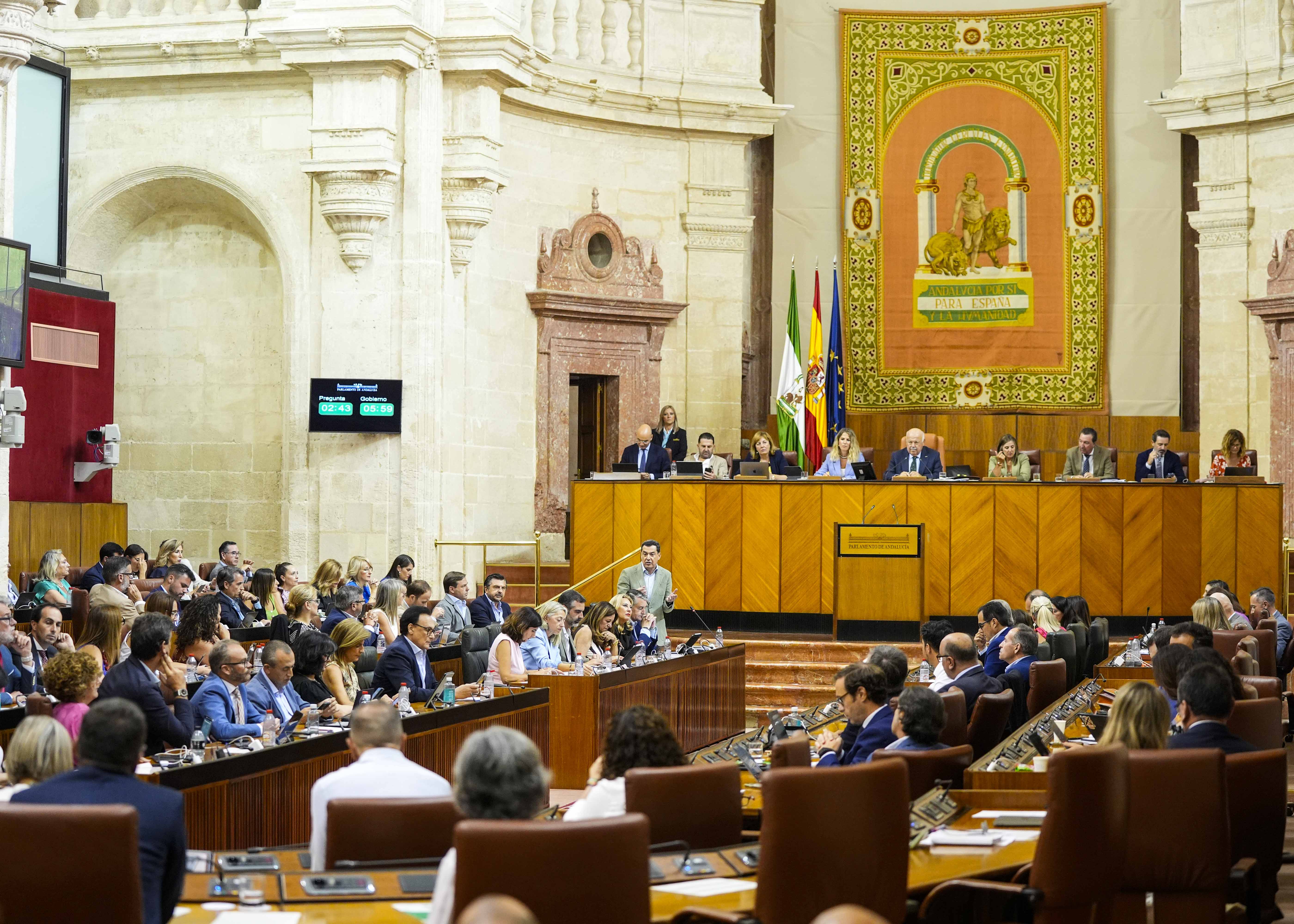 El Pleno del Parlamento de Andaluc�a al inicio de las preguntas dirigidas al presidente de la Junta de Andaluc�a 