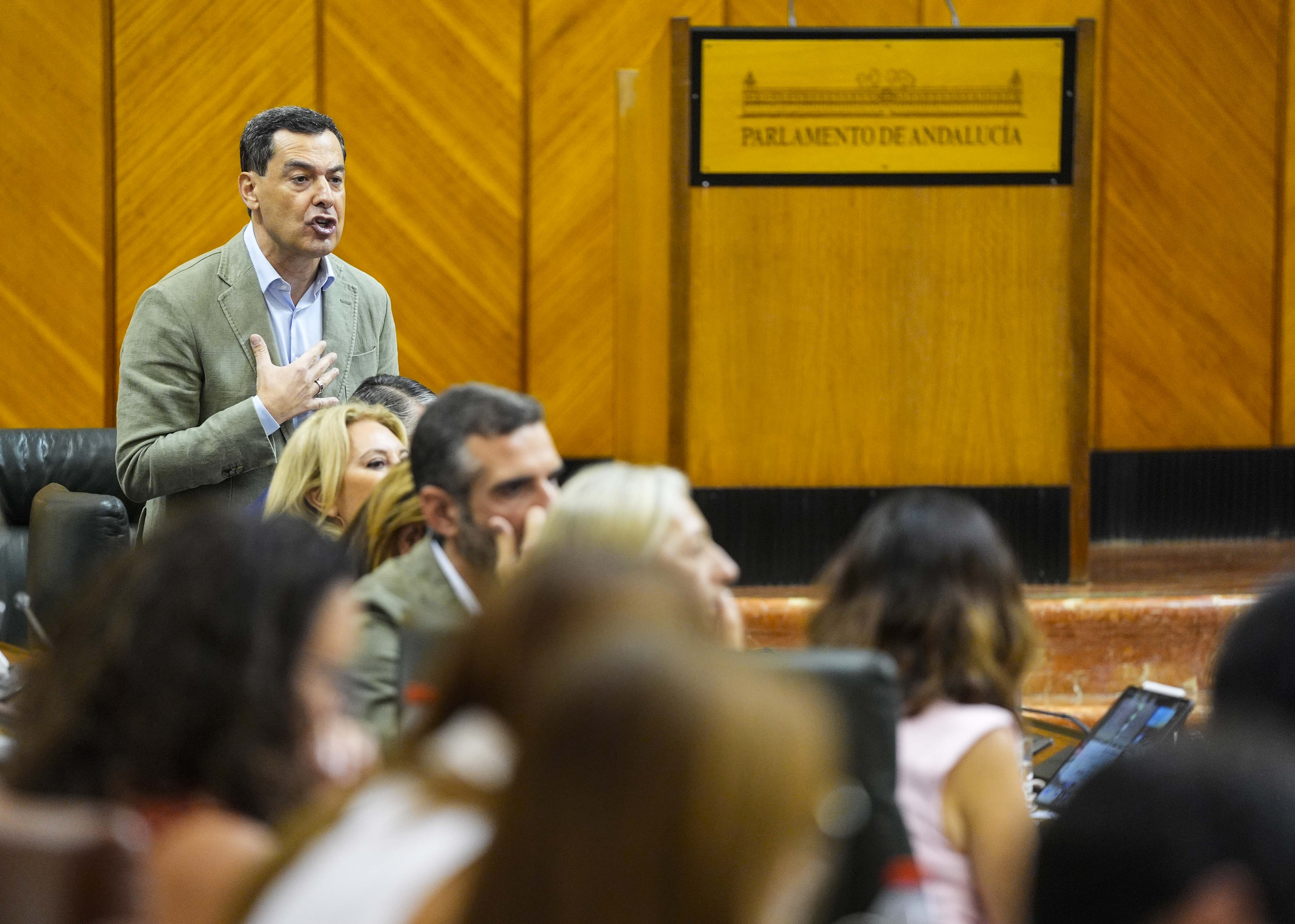 El presidente de la Junta de Andaluc�a, Juan Manuel Moreno, responde a las preguntas que le dirigen los portavoces parlamentarios en la sesi�n de control 