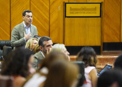 El presidente de la Junta de Andaluc�a, Juan Manuel Moreno, responde a las preguntas que le dirigen los portavoces parlamentarios en la sesi�n de control 