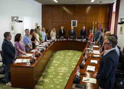 La Diputacin Permanente guarda un minuto de silencio, al inicio de la sesin, en memoria de Jos Antonio Marn Rite, expresidente del Parlamento recientemente fallecido 
