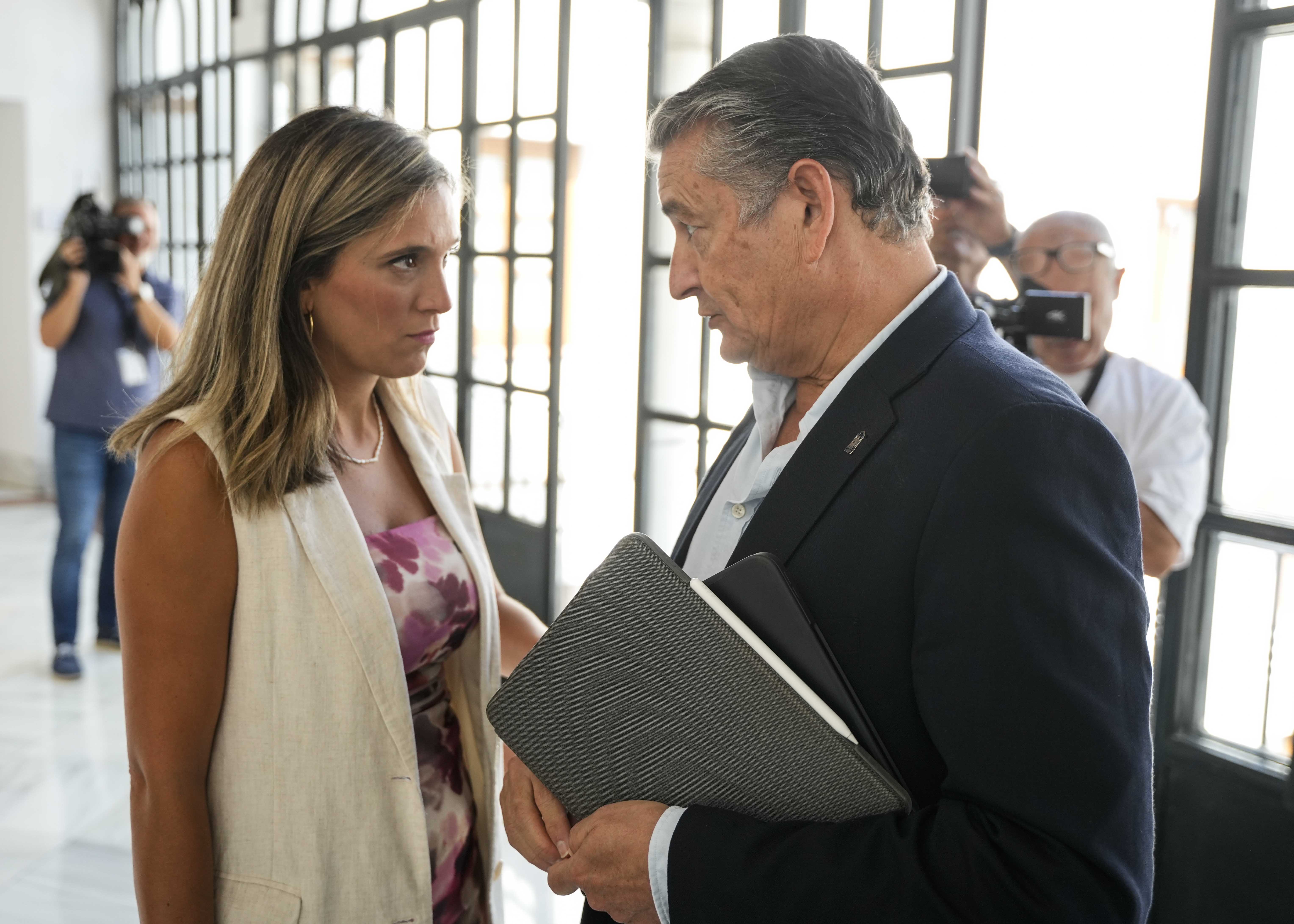 Mara Mrquez, portavoz del G.P. Socialista, conversa con el consejero de la Presidencia, Antonio Sanz, antes de la sesin 