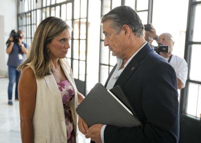 Mara Mrquez, portavoz del G.P. Socialista, conversa con el consejero de la Presidencia, Antonio Sanz, antes de la sesin 
