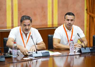  Por la Unin de Pequeos Agricultores y Ganaderos de Andaluca (UPA-Andaluca) ha comparecido Roque Garca Simn, vicesecretario de Accin Sindical, Desarrollo Rural y Agua, acompaado de Miguel Garca Mrquez, miembro de los Servicios Tcnicos