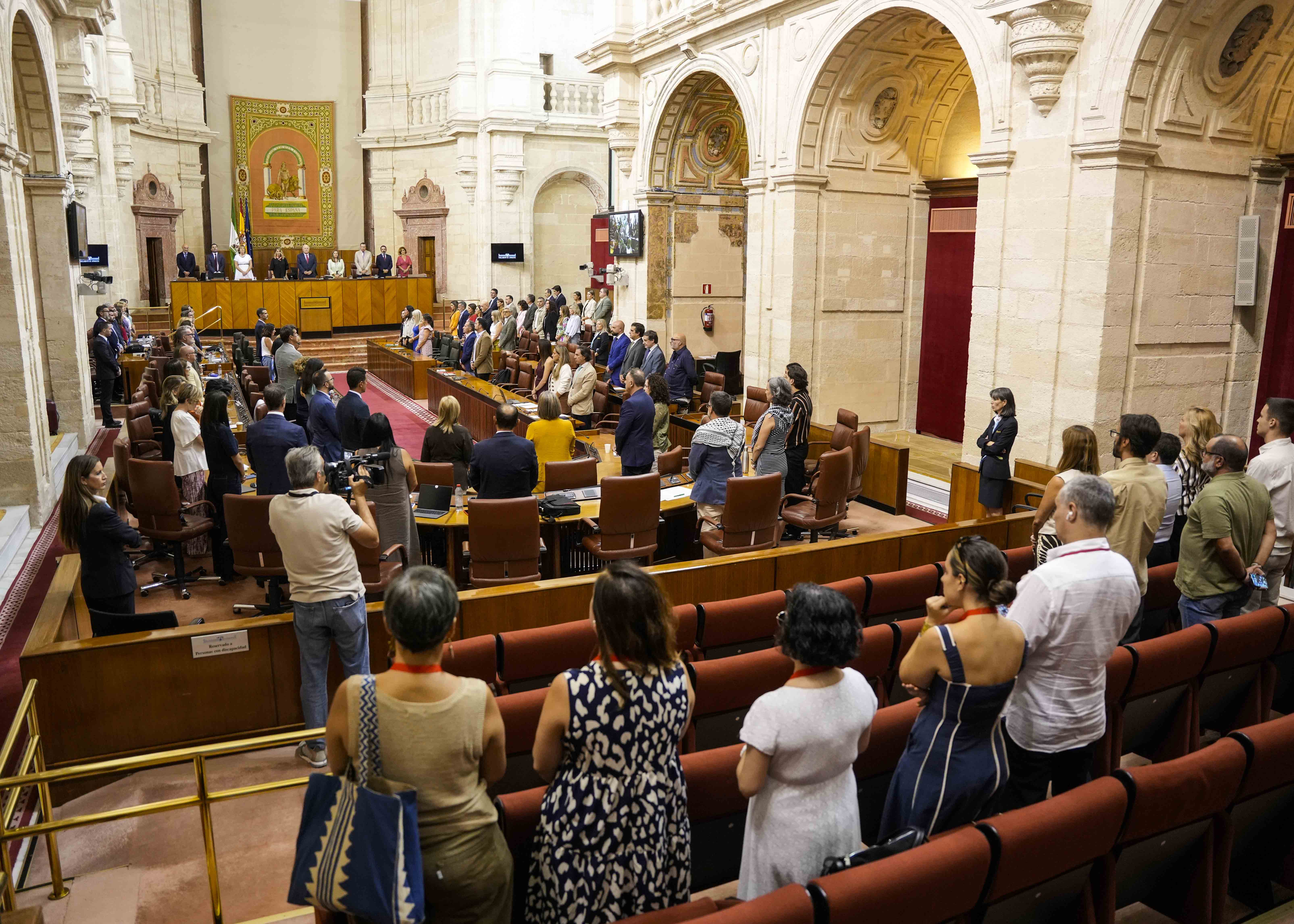 El Pleno del Parlamento de Andaluca guarda un minuto de silencio al inicio de la sesin 