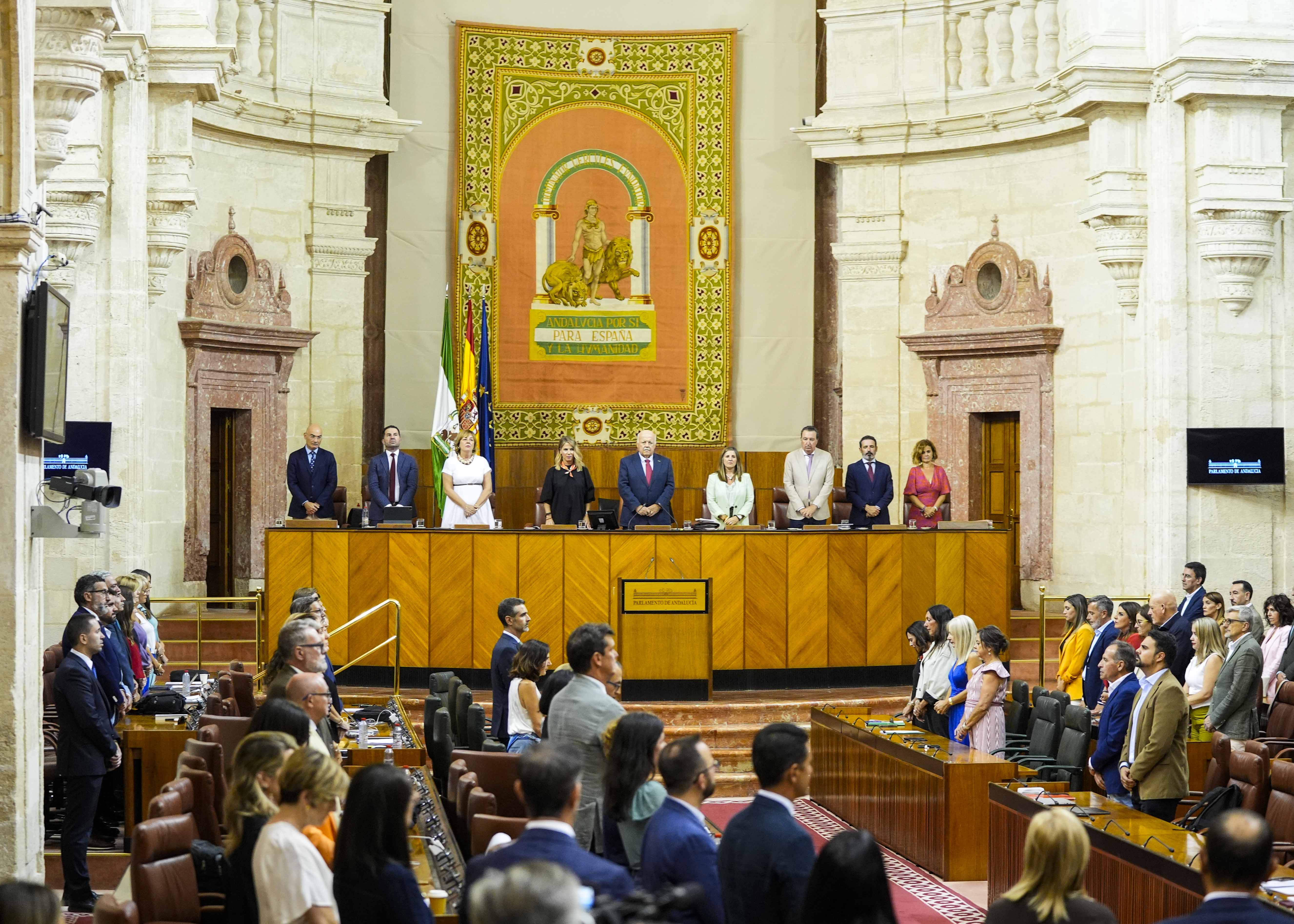 La Mesa del Parlamento de Andaluca durante el minuto de silencio 