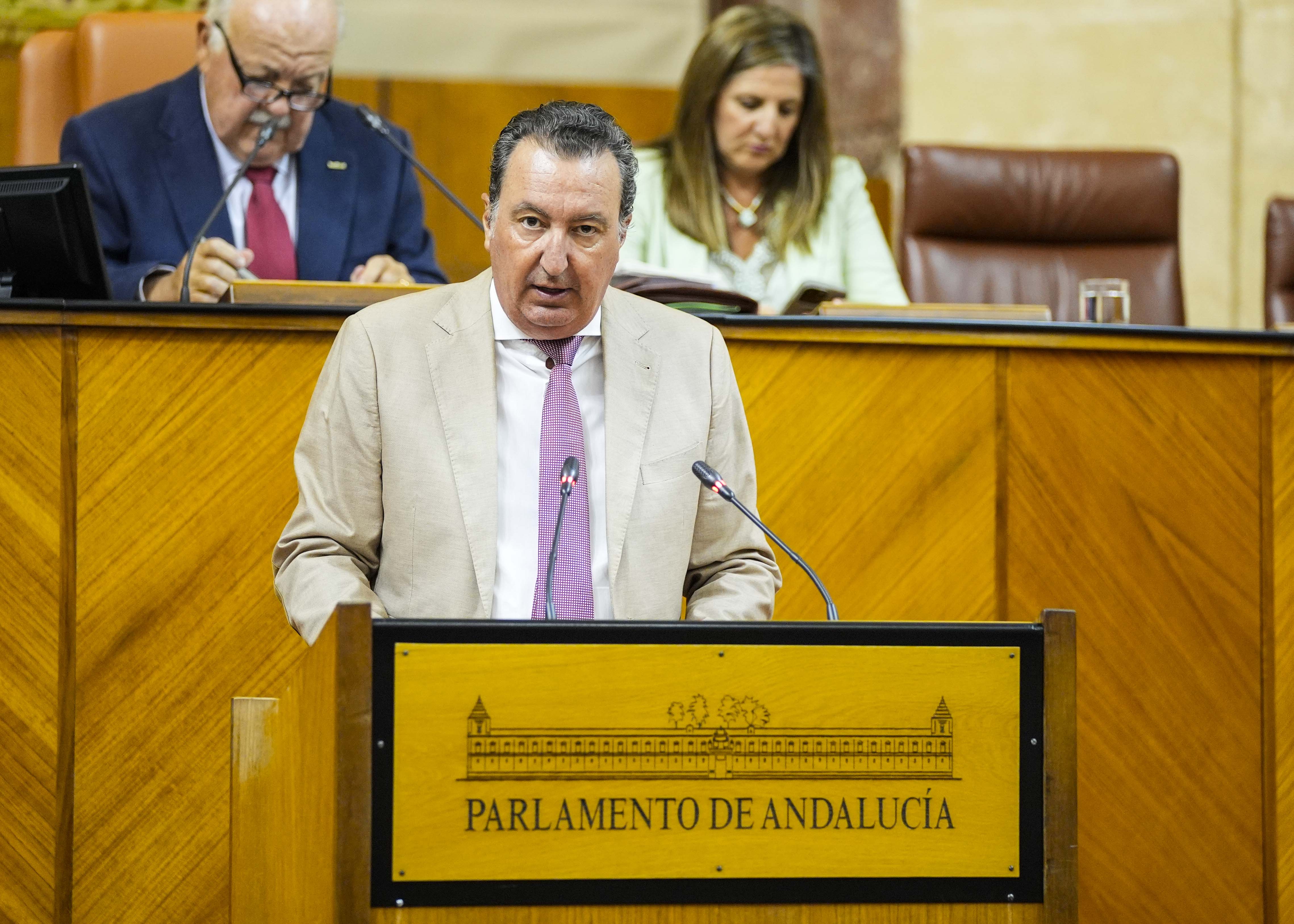 Manuel Andrs Gonzlez, secretario primero de la Mesa, da lectura al informe de la Diputacin Permanente sobre los asuntos tratados durante el periodo comprendido entre los das 1 y 31 de agosto de 2025 