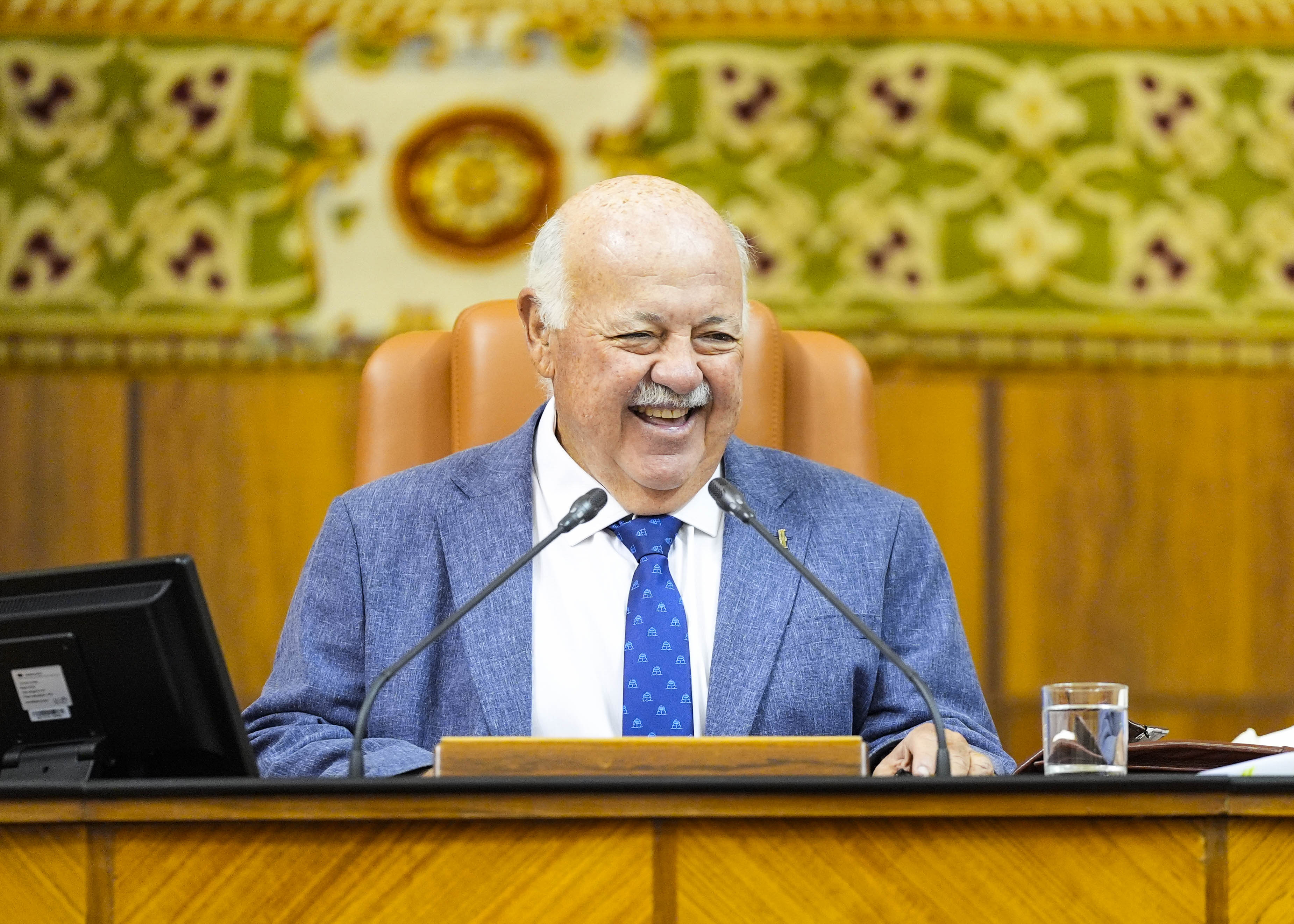 El presidente del Parlamento de Andaluca, Jess Aguirre, se dispone a iniciar la sesin plenaria 