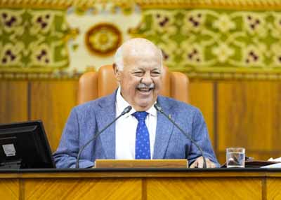 El presidente del Parlamento de Andaluca, Jess Aguirre, se dispone a iniciar la sesin plenaria 